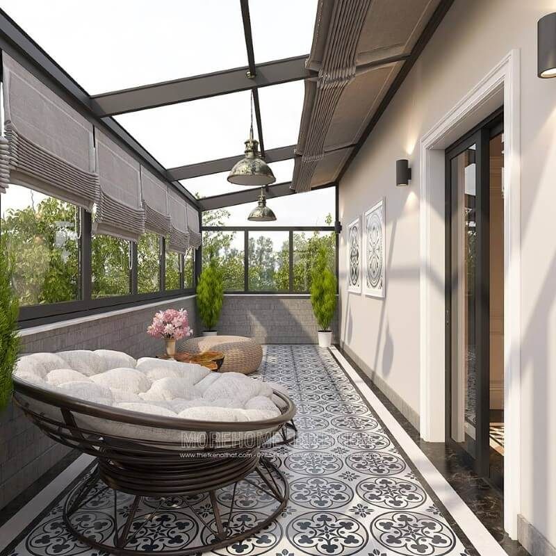 Ban công đẹp và độc đáo với hệ cửa kín được thiết kế bằng kính cường lực cao cấp và rèm chắn, giúp không gian luôn thông thoáng nhưng cũng có thể chắn đựng gió và ánh sáng khi cần thiết.