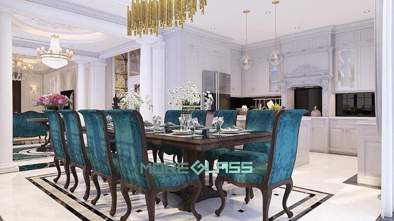 Nội thất phòng bếp liền phòng ăn được thiết kế theo phong cách hoàng gia với màu trắng làm chủ đạo. Điểm nhấn là bộ kính bếp huyền bí với màu đen và bộ bàn ghế ăn sang trọng với màu xanh.